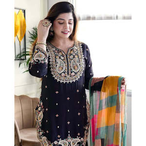 Magnifique ensemble haut, bas et dupatta pour les fêtes indiennes et pakistanaises - Product Image 1