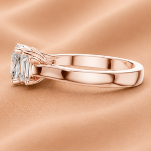 Anillo de Compromiso con Diamante Cultivado en Laboratorio, Corte Baguette Trillion, Oro Rosa, Tres Piedras, Claridad VVS1-VVS2, Certificado IGI, Lujoso - Product Image 1