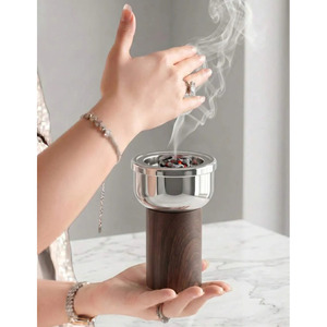 Brûleur d'encens en métal poli avec un grand bol rempli de charbons de bois incandescents, sur un support en bois, pour parfumer la maison. - Product Image 6
