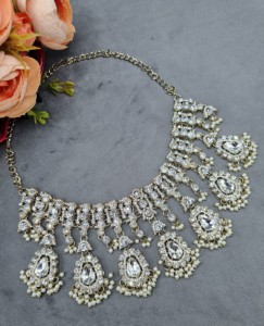 Parure de bijoux ethniques plaqués or antique avec collier, boucles d'oreilles et mangtika en pierre de cristal taille poire, pour occasions festives, vente en gros - Product Image 2