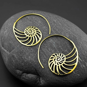 Pendientes de Aro Espiral Nautilus Dorados Hechos a Mano, con Diseño Geométrico de Concha, Estilo Bohemio, Joyería Tribal, Venta al por Mayor HARI OM CREATIONS HOC - Product Image 3