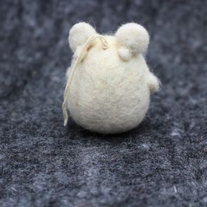 Figura Decorativa de Oso Polar Blanco de Fieltro, Hecho a Mano por Kriti Craft (Modelo PCD3333) - Product Image 4