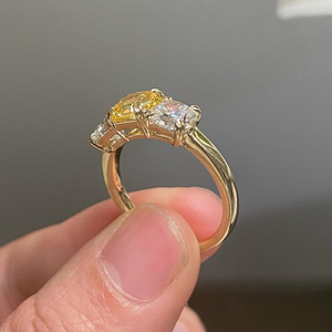 แหวนเพชรเลี้ยงในห้องปฏิบัติการทรงสามเม็ด 1.5 กะรัต สีเหลืองแฟนซี ทรงคุชชั่น ตัวเรือนทอง 14K ดีไซน์หรูหราเหนือกาลเวลา - Product Image 4