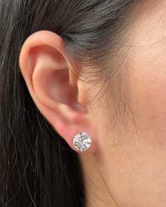 Boucles d'oreilles clous solitaires minimalistes en or massif 14 carats avec diamant de laboratoire rond de 5 carats, serti 6 griffes, pour usage quotidien ou mariage, par le fabricant - Product Image 2
