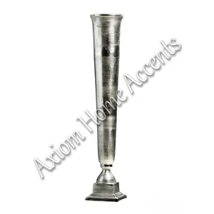 Vase de sol en métal artisanal élégant avec glaçure transparente pour la décoration moderne de la maison et du bureau par Axiom Home Accents - Product Image 2