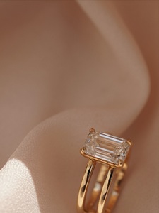 Bague solitaire à double anneau fendu avec diamant émeraude de laboratoire de 2 carats, certifiée IGI - Product Image 4