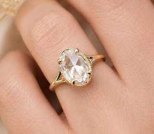 Bague de fiançailles solitaire en diamant de laboratoire taille ovale, fermoir boîte vintage, or 14 carats plaqué rhodium, bijoux de mariage - Product Image 6