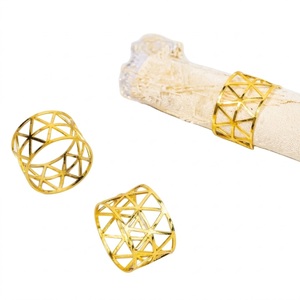 Ensemble de 4 anneaux à serviettes en laiton doré géométrique de luxe, supports à serviettes en métal texturé moderne pour mariage, banquet, table à manger à domicile - Product Image 5