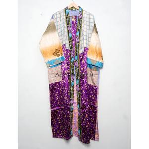 Robe de nuit kimono en soie patchwork vintage indienne faite à la main pour femme, col en V, fermeture à cordon, longueur intégrale, manches longues, séchage rapide - Product Image 1