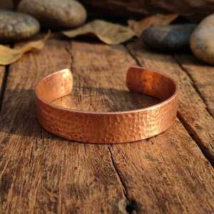 Bracelet manchette large en cuivre pur martelé fait main, en métal massif, forgé, bijou de guérison pour hommes et femmes, OEM. - Product Image 3