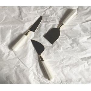 Juego de 3 utensilios de queso de acero inoxidable ecológico y duradero con mango de mármol, herramientas para cortar queso, espátulas con forma de corazón y acabado dorado - Product Image 1