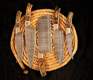 Ensemble de couteaux de chef en acier Damas avec manches en bois Pakka, cinq pièces, forgés sur mesure, faits à la main, couteaux professionnels OEM - Product Image 1