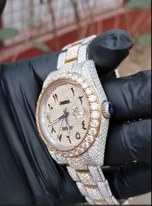 Reloj fabricado en India, completamente cubierto de diamantes, con cierre seguro y resistente al agua para uso diario. Disponible en grandes cantidades. - Product Image 4