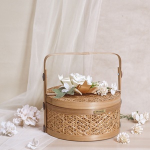 Cesta de Regalo Tejida a Mano Natural - Cesta de Mimbre de Lujo para Navidad y Año Nuevo - Empaque de Regalo Sostenible para Empresas y Festividades - Product Image 2