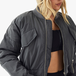 Chaqueta bomber acolchada para mujer con logotipo personalizado, de color sólido, con cierre de cremallera, cuello alto y mangas largas. - Product Image 3