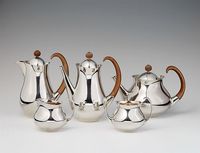 Service à thé en métal, collection contemporaine de vaisselle de luxe, accessoires de table élégants, bouilloire en acier poli, essentiels élégants pour le service.