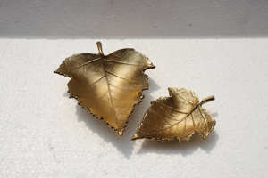 Ensemble de 2 plateaux décoratifs modernes en aluminium plaqué or, forme de feuille, pour Noël, motif végétal, artisanat métallique avec logo personnalisé - Product Image 2