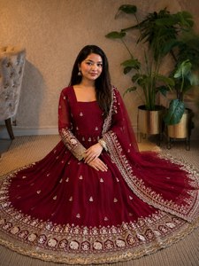 ชุดเดรส Anarkali ผ้าซาตินพรีเมียม พร้อมงานปักดิ้นทองและเลื่อม  แบบเย็บสำเร็จพร้อมผ้าคลุมไหล่ - Product Image 4
