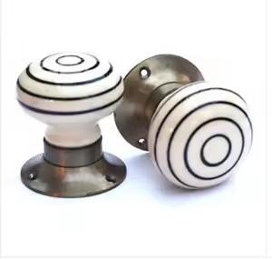 Perilla de puerta metálica increíblemente diseñada por KHOOSI OVERSEAS que aporta a la resistencia general del hardware de la puerta. - Product Image 3