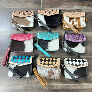 Monedero de Cuero Vacuno Estilo Boho Hecho a Mano, Monedero Pequeño con Diseño de Cuadros Estilo Western, Mini Cartera con Correa para la Muñeca - Product Image 4