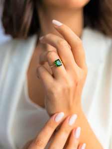 แหวนมรกตประจำเดือนพฤษภาคม เงินแท้ 925 ชุบทอง 14K มรกตทรงเหลี่ยมเดี่ยวสีเขียว แหวนมรกตสุดหรูสำหรับผู้หญิง - Product Image 3