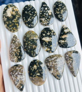 Venta al por mayor de joyería AMAN GEMS: Gemas sueltas de cuarzo natural marino, cabujón pulido, talla cojín, tamaño mixto, cristal curativo, de colores. - Product Image 6