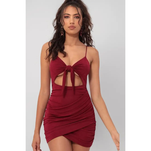 Minivestido ceñido al cuerpo con aberturas y lazo frontal en color burdeos. Atrevido, femenino y moderno. - Product Image 2