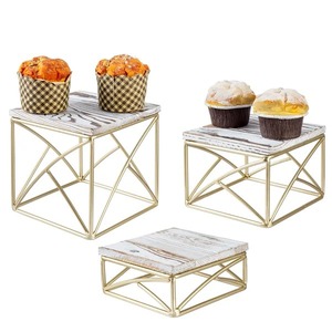 Élégant support à gâteau en verre multicouche doré avec motif floral, réutilisable pour la décoration de fête - Product Image 6