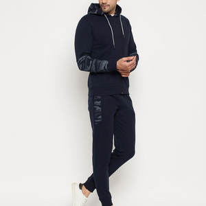 Ensemble de survêtement décontracté pour homme avec tissu doux et pantalon fuselé, idéal pour le sport ou les sorties décontractées - Product Image 2