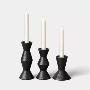 Ensemble de 3 bougeoirs classiques en aluminium coulé PVD noir brillant, petits, moyens et grands, personnalisables. - Product Image 2