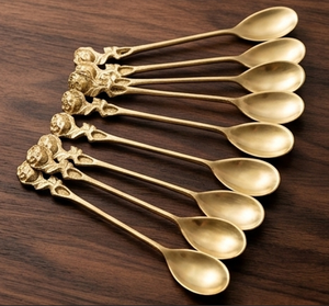 Cuillères à cocktail artisanales vintage en or, agitateurs métalliques durables pour mélanger les cocktails - Product Image 1