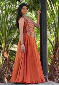Réservez dès maintenant le meilleur lehenga choli en tissu de soie Vichitra pur, nouveau design coloré, sans manches, avec motif, disponible en 2 couleurs. - Product Image 4