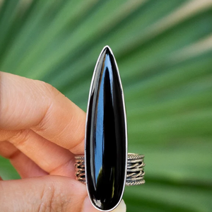 Bague en argent de style bohème faite à la main avec pierre précieuse en onyx noir de forme longue et ovale - Product Image 5