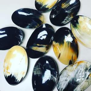 Plateau de service classique en corne de buffle naturelle durable HF Industries, avec poignée en corne polie, fait main pour l'art - Product Image 1