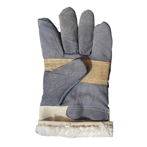 Gants de soudage essentiels pour ateliers industriels, conçus avec des coutures renforcées et des matériaux de qualité. - Product Image 3
