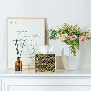 Porte-mouchoirs en laiton texturé brillant de luxe pour une décoration intérieure glamour, distributeur de mouchoirs contemporain en or poli texturé. - Product Image 2