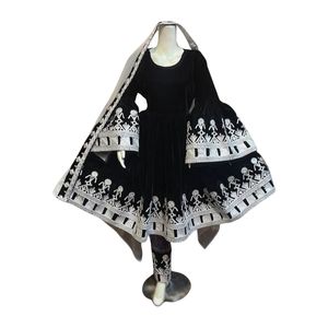 Robe de soirée brodée avec des motifs tribaux blancs et magenta, collection export, boutique, robes traditionnelles afghanes pour femmes - Product Image 2