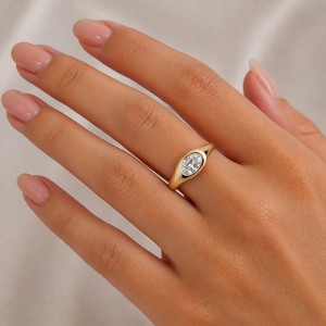 Anillo de Sello para Hombre de Uso Diario con Diamante Ovalado de Laboratorio de 2ct, Engastado en Bisel, de Oro Amarillo de 18K, Certificado IGI, Color DE, Claridad VVS2 - Product Image 3