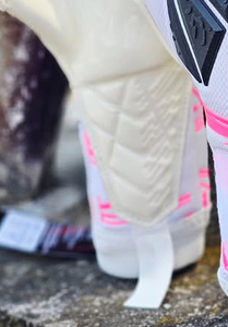 Guantes de portero de fútbol profesional con agarre antideslizante en la palma y guantes de portero transpirables con tecnología Ako en el dorso de la mano. - Product Image 3