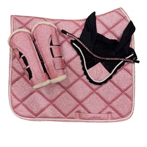 Tapis de selle de dressage pour cheval avec design pailleté et cristaux, assorti aux écrans anti-mouches et aux bandeaux de front. - Product Image 1
