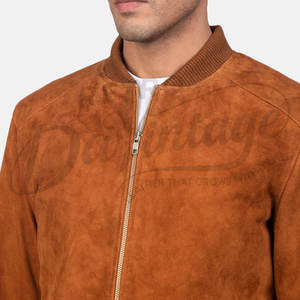 Chaqueta Bomber de Gamuza Genuina Color Cognac para Hombre con Cuello de Béisbol Acanalado y Cierre de Cremallera - Product Image 1