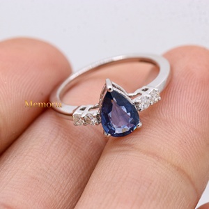 Bague d'épaule en or blanc massif 14 carats avec saphir bleu naturel et diamants, collection Memoria Jewels, vente en gros - Product Image 5