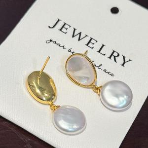 ต่างหูมุกน้ำจืดแท้ทรงบาร็อค ดีไซน์ไม่สมมาตร ประดับด้วยกระดุมเปลือกหอยมุก - Product Image 2