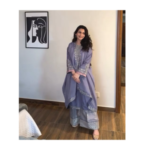 Ensemble élégant de vêtements de créateur : haut brodé à col bateau et pantalon palazzo, tenue ethnique de qualité supérieure pour occasions festives et mariages, pour femmes. - Product Image 1