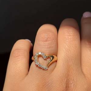 Bague de promesse en or massif 14 carats avec diamant rond de laboratoire pour femme, cadeau moderne et élégant pour les amoureux - Product Image 1