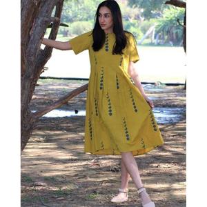 Vestido Largo Plisado Color Amarillo Mostaza para Mujer, Cuello en V, Manga Abullonada, 100% Algodón Ecológico, Corte Holgado Informal, Cintura Natural - Product Image 2