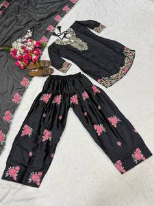 Conjunto de Salwar Kameez de Satén Japonés Negro con Bordado Floral y Lentejuelas para Mujer - Traje Tradicional para Bodas y Fiestas, Talla XL Disponible - Product Image 6