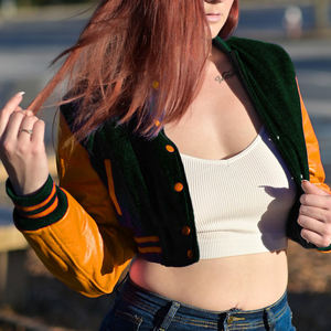 Veste courte universitaire pour femme, style Letterman, bleu marine, vert, orange, avec manches en similicuir, manteau bomber décontracté, vêtement d'extérieur tendance pour femme - Product Image 3