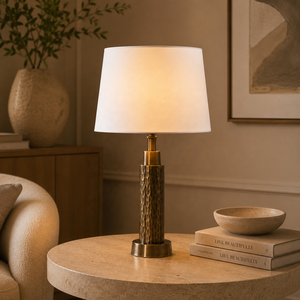 Lampe de table en métal martelé avec base en fer texturé, abat-jour en tissu de qualité supérieure, éclairage d'ambiance chaleureux pour les intérieurs raffinés - Product Image 1
