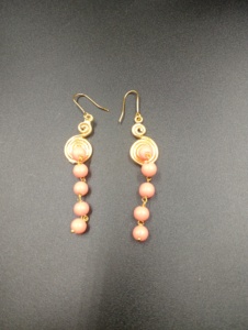 Pendientes de aro vintage de latón chapado en oro con cuentas de perlas de imitación para mujer - Product Image 2